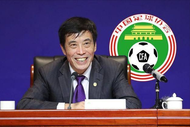 美女打扑克